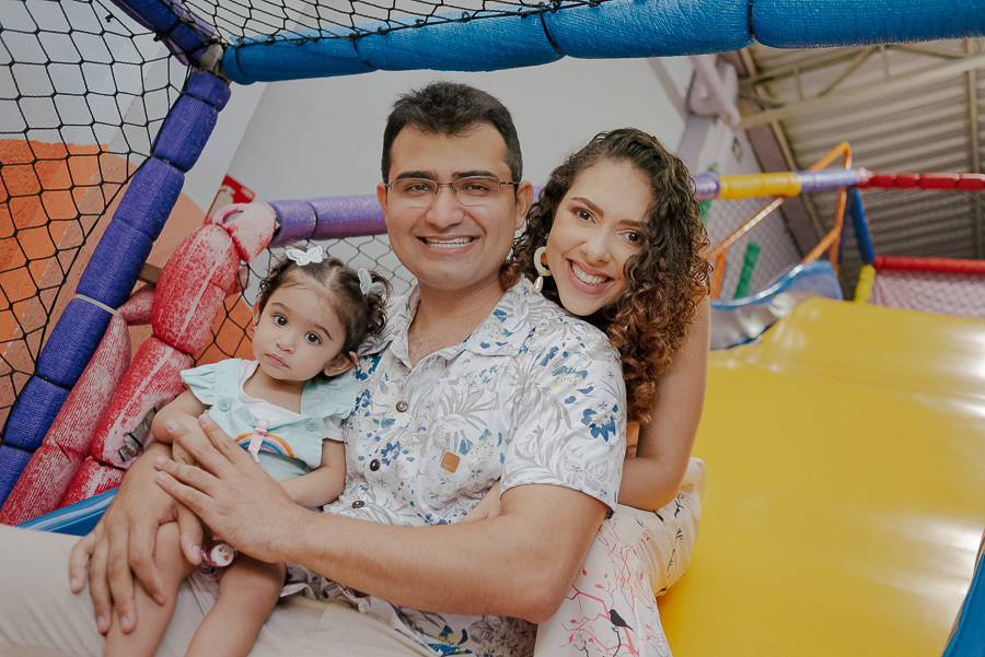 Aqui a diversão é garantida! Adoro registrar os momentos de pura espontaneidade e brincadeira. Fotografia de aniversário infantil em Jacareí que captura a energia contagiante da festa.
