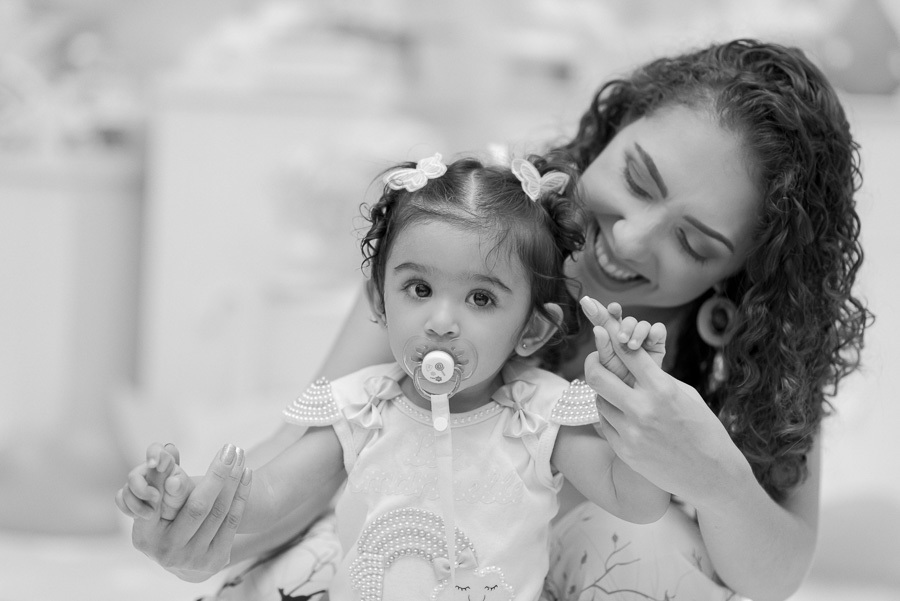 Sorrisos que valem mais que mil palavras. A cumplicidade entre pai e filha em um registro P&B cheio de afeto. Meu trabalho é eternizar essas conexões verdadeiras nas festas infantis que fotografo.