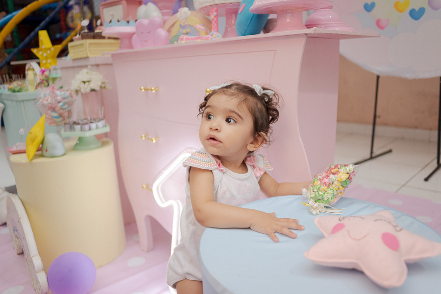 Pequena artista em ação! Deixar a criança livre para brincar rende as fotos mais autênticas. Um registro divertido e colorido de uma festa infantil inesquecível realizada aqui em Jacareí.