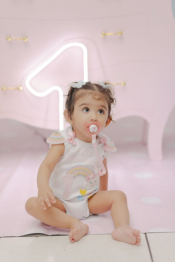 A curiosidade e a serenidade da infância em um clique. Retratos espontâneos durante a festa infantil revelam a verdadeira essência da criança. Um trabalho de fotografia sensível e atento aos detalhes.