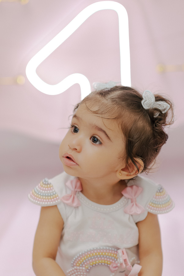 Cada ângulo revela uma nova descoberta. Fotografia de aniversário infantil que busca a beleza nos detalhes e nas expressões mais singelas. Conte comigo para criar memórias encantadoras da sua festa em Jacareí.