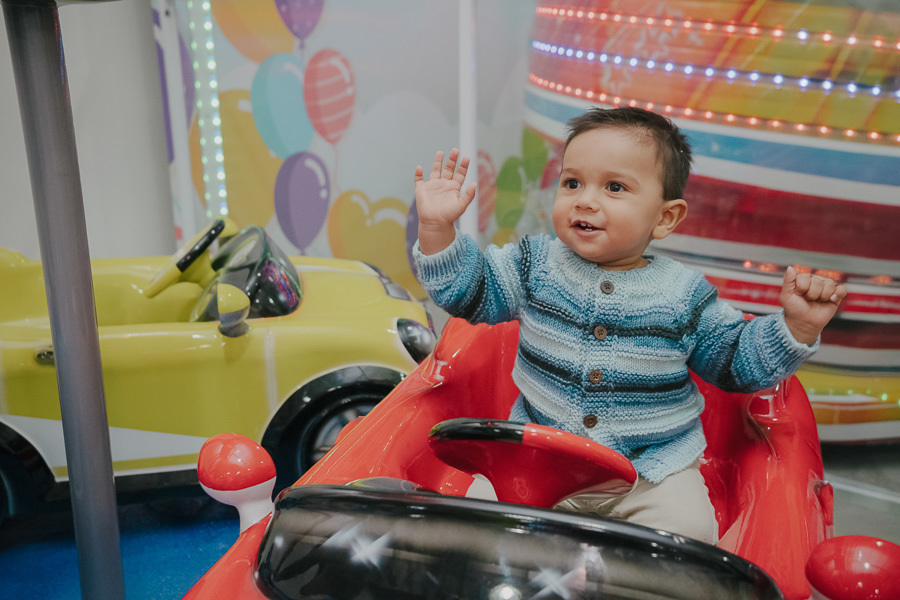 Aventura e diversão na festa infantil! Essa foto espontânea mostra a pura alegria da criança enquanto brinca. Especializado em fotografia de aniversário infantil em SJC, eternizo momentos únicos como este.