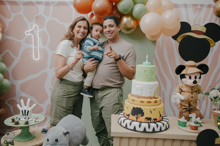 A hora do 'Parabéns'! Um momento clássico e indispensável. Fotografia de festa infantil em São José dos Campos que foca na emoção e na união da família ao redor do aniversariante.