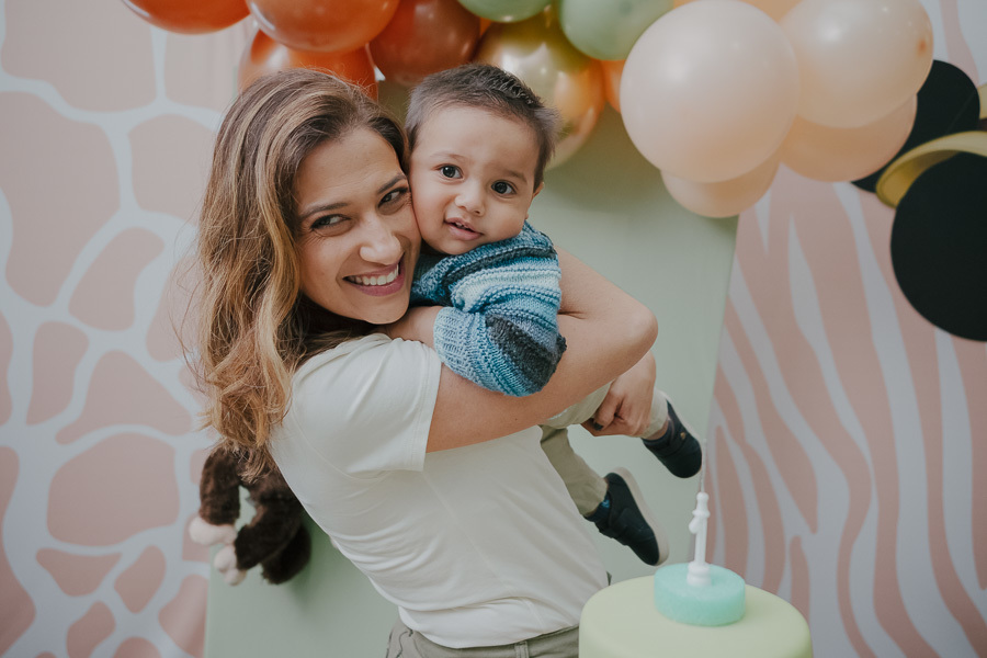 O abraço que diz tudo. A fotografia documental de aniversário infantil busca esses instantes de puro afeto e conexão. Conte comigo para registrar o amor presente na festa do seu filho em SJC.