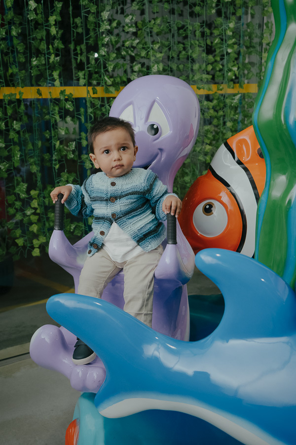 Explorando o fundo do mar! Cada festa infantil temática é um universo de possibilidades. Como fotógrafo em São José dos Campos, adoro registrar a interação das crianças com a decoração dos seus sonhos.