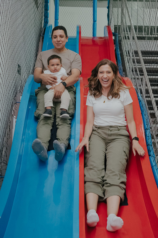 Pura diversão e sorrisos sinceros! Os melhores momentos de uma festa infantil são os espontâneos. Meu trabalho como fotógrafo é estar atento para congelar essas memórias de alegria para sempre.