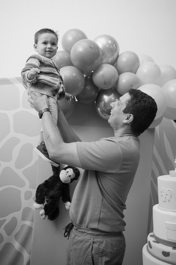 Afeto em preto e branco. A fotografia de aniversário infantil também é sobre os laços de amor. Uma imagem atemporal que mostra o carinho entre pai e filho, capturada em uma festa em SJC.