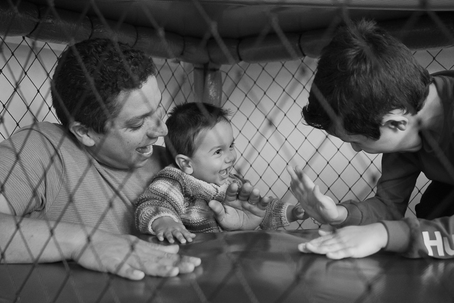 Detalhes que emocionam. A fotografia em preto e branco realça os sentimentos e as conexões verdadeiras. Um olhar sensível para os momentos mais doces do aniversário do seu filho.