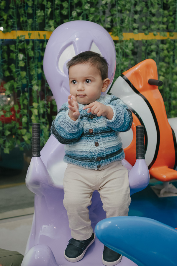 O aniversariante da festa! Um retrato encantador que captura a personalidade e a doçura da criança. Essencial em toda cobertura fotográfica de aniversário infantil profissional.