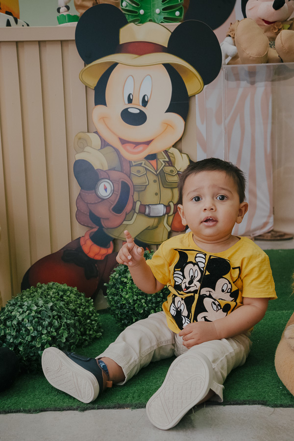 A expectativa e o encanto no olhar de uma criança. Meu objetivo na fotografia de festa infantil é capturar a perspectiva do aniversariante, registrando a magia que ele vê em cada detalhe.