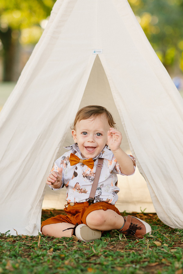 O começo de uma tarde mágica. Este é o sorriso que dá início a um ensaio infantil em São José dos Campos cheio de descobertas. A cabaninha no Parque da Cidade foi o cenário perfeito para registrar a alegria do Arthur.
