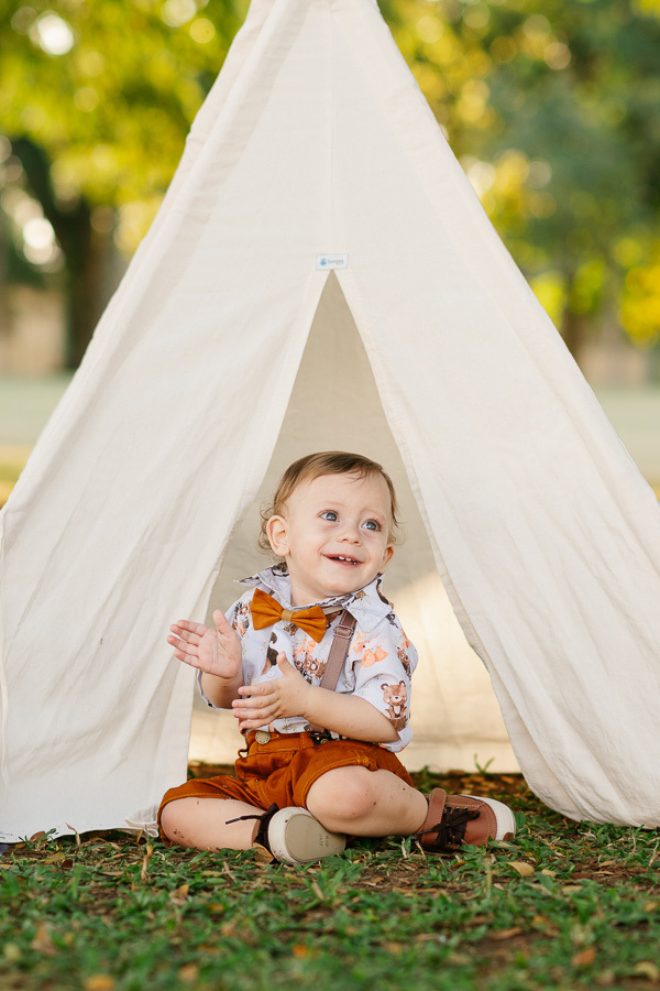 Capturando a personalidade em cada olhar. A verdadeira fotografia infantil busca esses momentos de pura espontaneidade. Um registro autêntico que mostra a essência da criança durante seu ensaio em SJC.