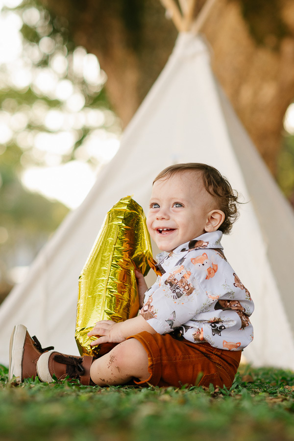A hora mais deliciosa e divertida! O auge de um ensaio Smash The Cake em São José dos Campos é a liberdade da criança ao explorar o bolo. É a captura da felicidade genuína em sua forma mais doce.