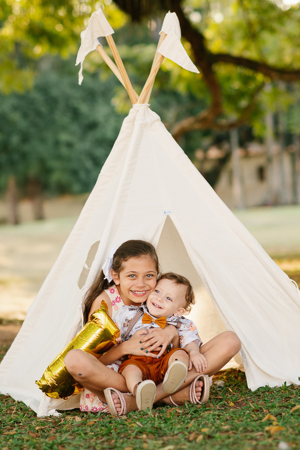 A cumplicidade entre irmãos! Um ensaio infantil em São José dos Campos também é a oportunidade perfeita para registrar o amor e a amizade que crescem juntos. O Parque da Cidade foi o palco dessa memória.