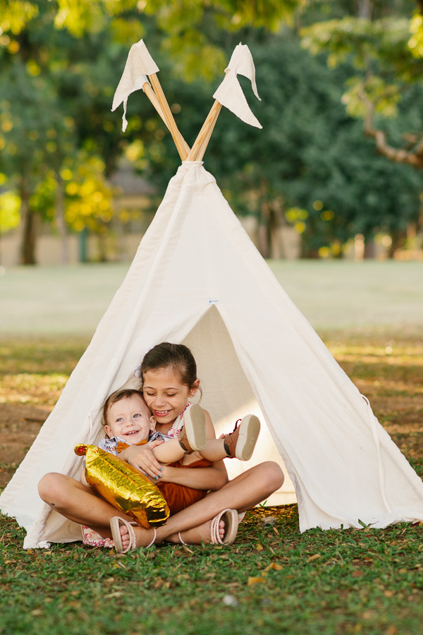 Sorrisos que se completam. A fotografia de irmãos captura uma conexão única. Este registro afetuoso mostra a alegria de compartilhar a infância e as brincadeiras durante o ensaio do Arthur.