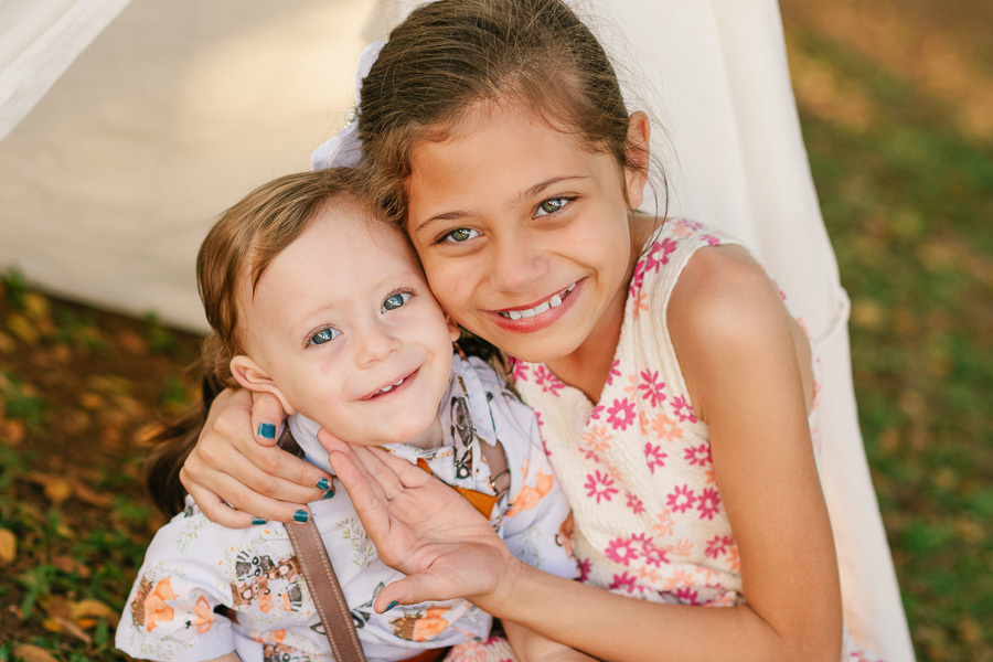 O melhor abraço do mundo! Momentos assim são o coração de um ensaio de família em São José dos Campos. Meu foco é eternizar esses gestos de carinho de forma espontânea e verdadeira.