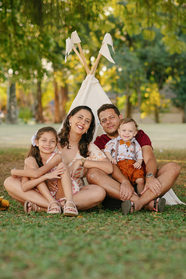 A base de tudo: a família. Este retrato representa a união e a felicidade compartilhada. Realizamos ensaios de família em São José dos Campos que se transformam em verdadeiros tesouros para toda a vida.