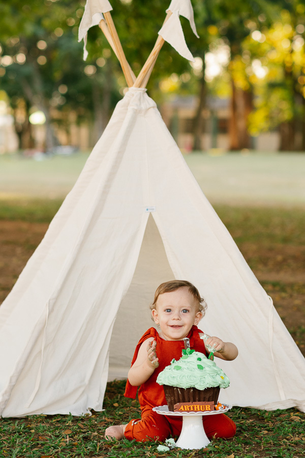 Um momento só dele. Antes da bagunça com o bolo, um retrato sereno que captura a doçura do Arthur. Essencial em todo ensaio infantil para registrar as diversas facetas da criança.