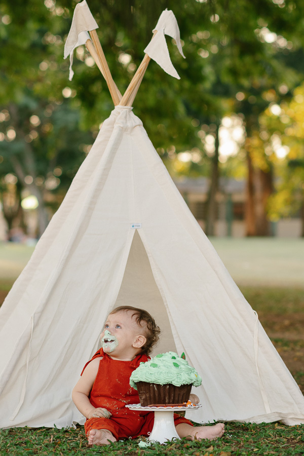 Um 'achou!' cheio de charme. A espontaneidade é a alma de um ensaio infantil. Esses momentos de brincadeira resultam nas fotos mais leves, divertidas e autênticas que uma família pode ter.