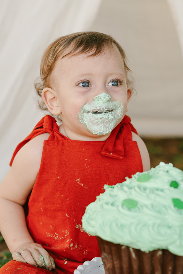 Missão cumprida: bolo devidamente 'esmagado'! A imagem da pura felicidade e da bagunça gostosa. É assim que finalizamos um ensaio Smash The Cake em São José dos Campos: com sorrisos e memórias inesquecíveis.