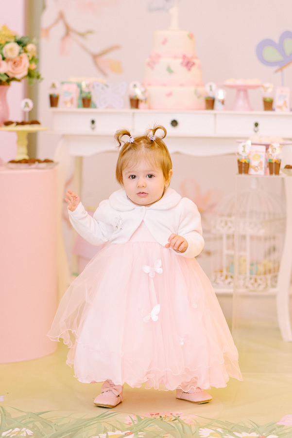 A estrela da festa! Um retrato que captura a doçura do primeiro aninho. Garantir uma imagem assim é essencial em toda cobertura de aniversário infantil em São José dos Campos, uma recordação para sempre.