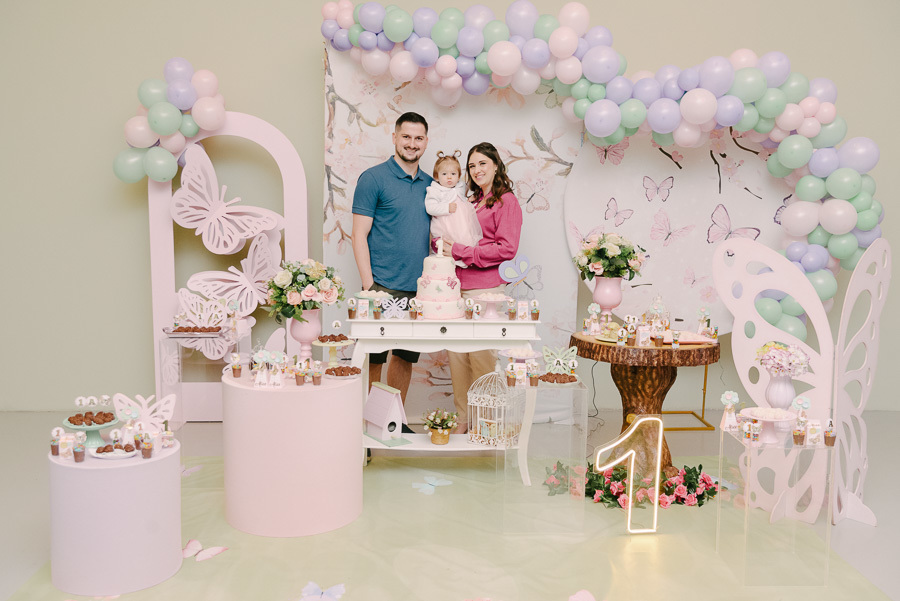 O cenário dos sonhos! Registrar a decoração impecável é parte crucial do meu trabalho. Como fotógrafo de aniversário infantil em SJC, valorizo cada detalhe que os pais prepararam com tanto carinho.