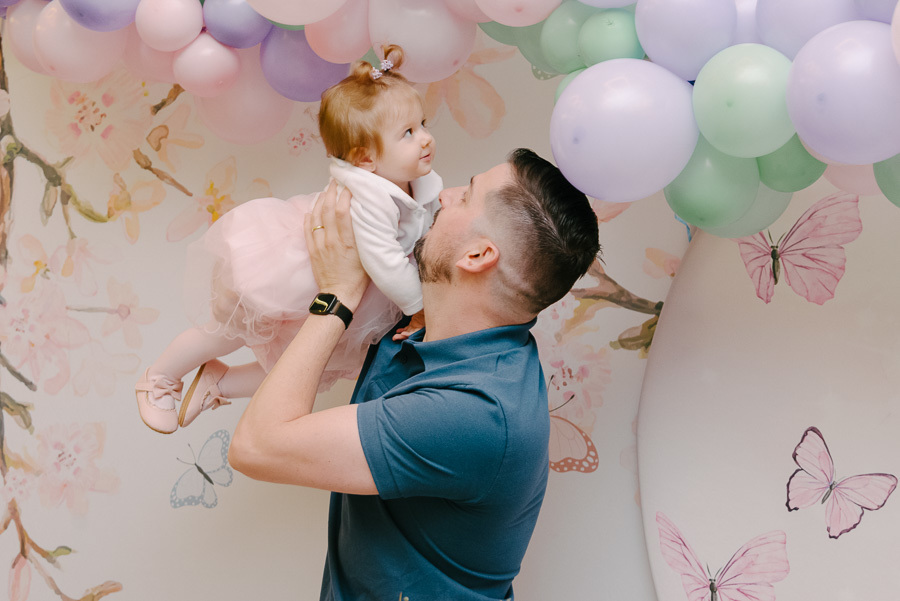 O amor que transborda em cada gesto. Meu foco é capturar a emoção e a conexão da família. Contratar um fotógrafo em São José dos Campos é investir em memórias afetivas como esta.