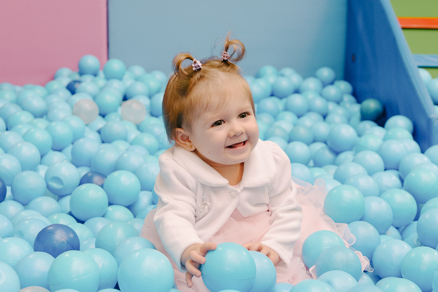 A alegria contagiante da brincadeira! Deixar a criança livre resulta nas fotos mais espontâneas. Essencial em um aniversário infantil é registrar a diversão de forma vibrante e verdadeira.