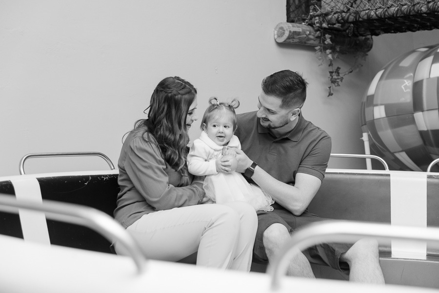 Cumplicidade atemporal em preto e branco. A interação entre pais e filhos durante a festa rende os cliques mais emocionantes. Um olhar sensível para a fotografia de família em São José dos Campos.
