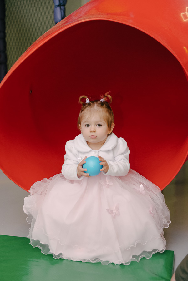 Um mar de cores e um olhar encantador. Mesmo no auge da diversão, capturamos retratos que revelam a personalidade da criança. É a versatilidade que uma cobertura de aniversário infantil profissional oferece.