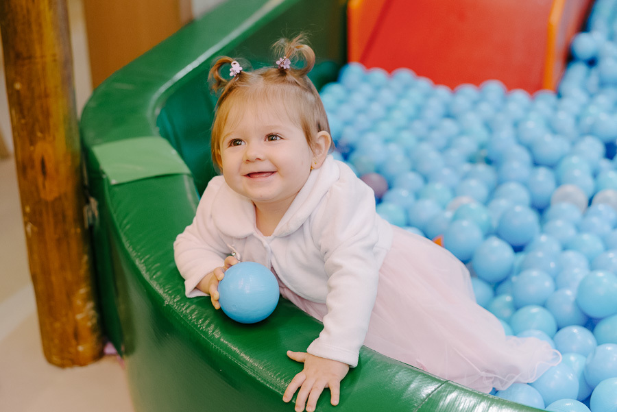 Um perfil delicado em meio à diversão. Meu trabalho como fotógrafo de festa infantil é encontrar ângulos que revelem a beleza e a serenidade da criança, mesmo nos momentos de maior agitação.