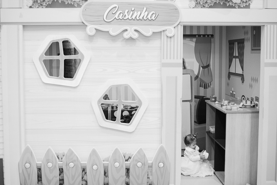 O cenário de muitas aventuras! Valorizo a estrutura do buffet, pois ela faz parte da experiência da criança. Um registro que mostra o incrível palco da festa infantil em São José dos Campos.