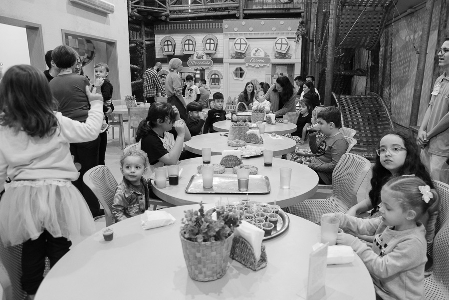 A energia de todos os convidados reunidos! Uma visão ampla e atemporal do momento mais esperado. Garantir que a alegria de todos esteja registrada é um compromisso da minha fotografia de festa.