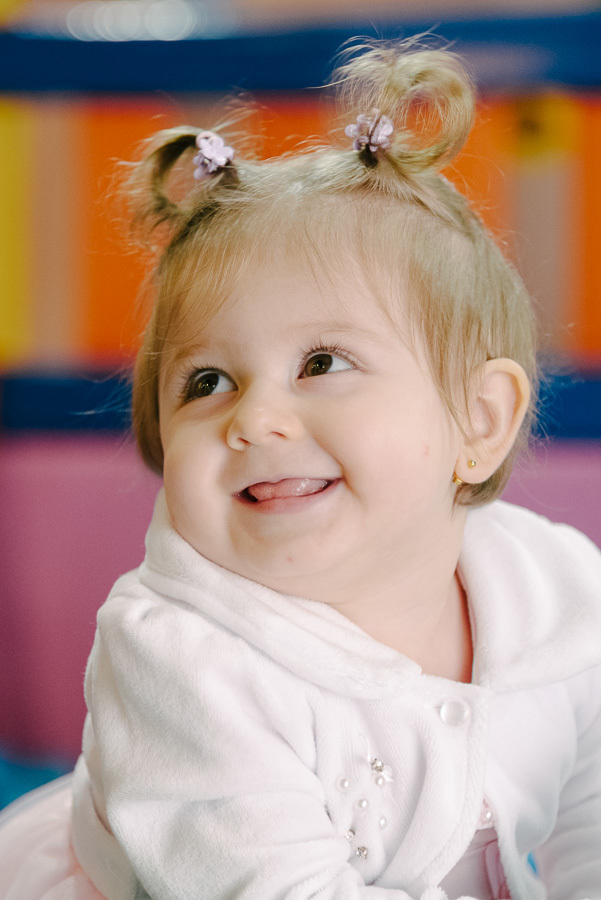 O sorriso que vale tudo! Este é o tipo de imagem que se torna o tesouro da família. Como fotógrafo em SJC, minha missão é capturar a felicidade em sua forma mais pura e contagiante.