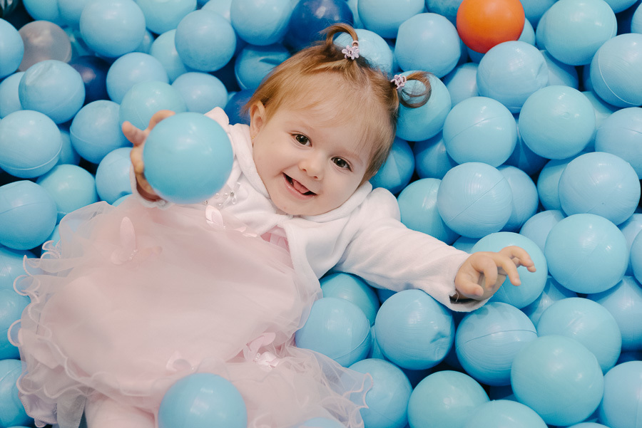 Conforto e alegria em um mar de bolinhas azuis. A espontaneidade é a chave para um álbum de memórias autêntico. Conte comigo para registrar a verdadeira essência do seu aniversário infantil.