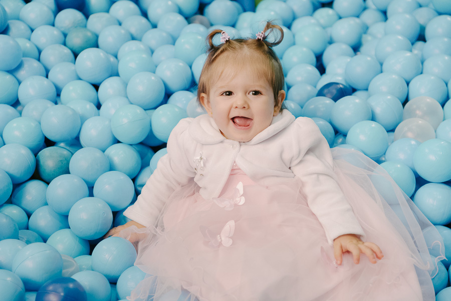 Pronta para a festa! Um retrato de corpo inteiro que mostra todo o charme do look da aniversariante. Um clique indispensável na cobertura fotográfica de um aniversário de 1 ano em SJC.
