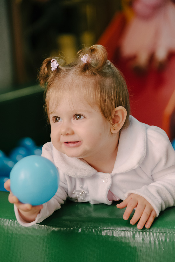 A doçura e a curiosidade no mesmo olhar. A fotografia infantil de qualidade busca closes que revelam a personalidade e as expressões únicas da criança.