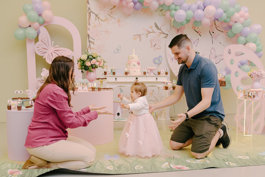O primeiro 'Parabéns' é com a ajuda dos pais. Um momento de união, carinho e celebração. A fotografia de aniversário infantil em São José dos Campos eterniza o amor que guia cada passo.