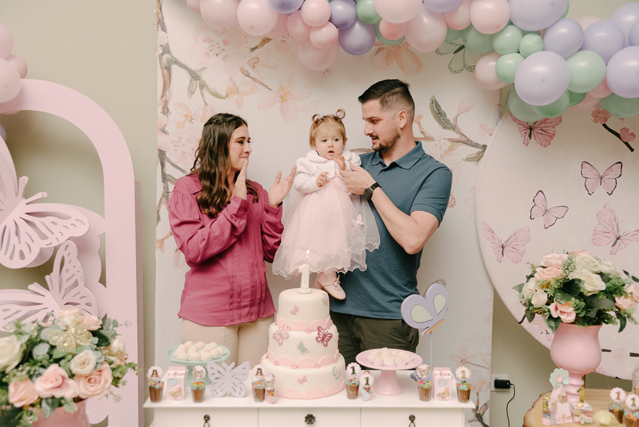 Olhares de amor e cumplicidade. Os momentos que acontecem entre os cliques posados são, muitas vezes, os mais valiosos. Um registro documental e afetuoso da família.