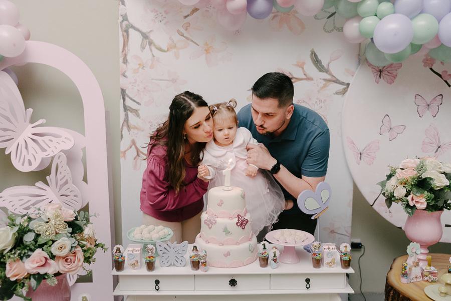 O orgulho e o amor de pai e mãe. Minha sensibilidade como fotógrafo de família em São José dos Campos me permite capturar esses sentimentos que dispensam palavras.