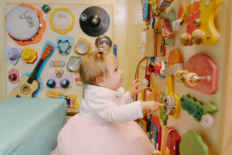 Explorando cada cantinho do seu mundo. Registrar a interação da criança com a decoração mostra o quanto ela aproveitou o ambiente criado para ela. Um olhar atento a todos os detalhes da festa.