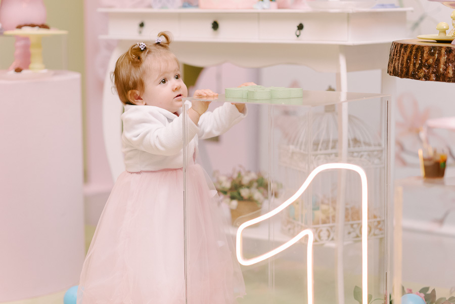 O carinho final para os convidados. Fotografar as lembrancinhas é a forma de registrar o agradecimento e o cuidado dos anfitriões. Um registro completo de festa infantil não deixa nada de fora.