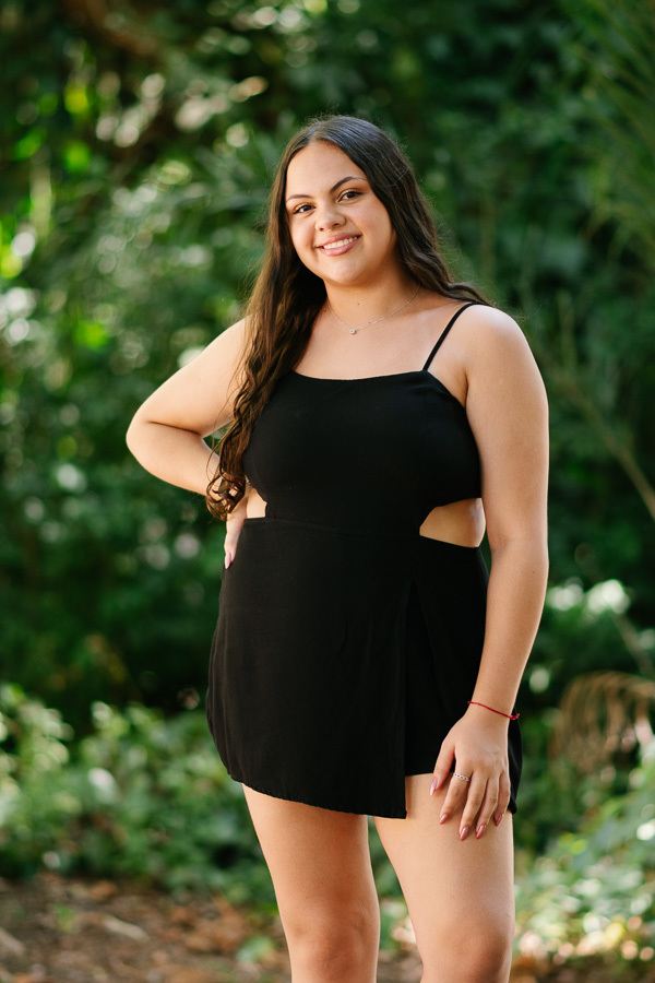 Retrato leve e natural: Camila em seu ensaio de 15 anos. A beleza da debutante destacada pelo fundo verde do Parque Vicentina Aranha.