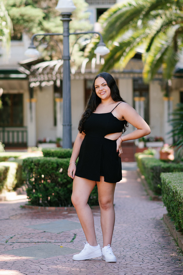 Book externo de 15 anos: Camila posando nas alamedas arborizadas. A natureza e as árvores centenárias de São José dos Campos compondo o cenário.