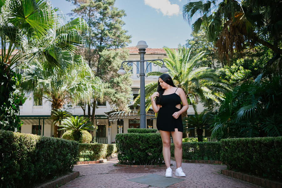 Arquitetura e história: A grandiosidade do pavilhão do Vicentina Aranha no ensaio da Camila. Fotografia de 15 anos com composição artística.