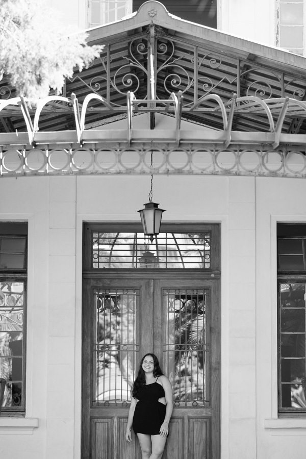 Simetria e perspectiva: Foto preto e branco nos corredores do parque. Um toque moderno e atemporal para o álbum de 15 anos.