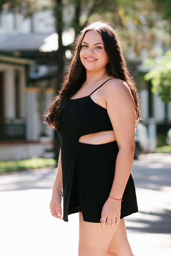 A leveza da juventude: Camila em um momento de contemplação. Fotógrafo de debutantes especializado em luz natural em São José dos Campos.