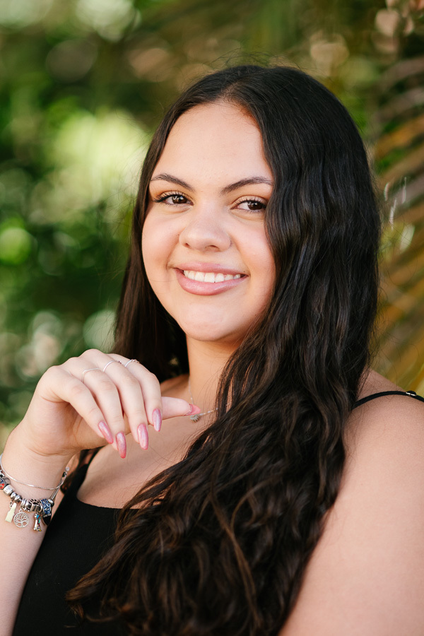 Retrato Beauty: O rosto da Camila em destaque. Fotografia de retrato feminino com foco na beleza natural da aniversariante.