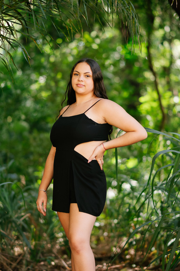Pose de poder: Camila esbanjando confiança com look preto. Ensaio de 15 anos feminino e moderno no Parque Vicentina Aranha.