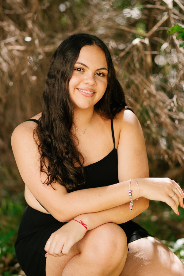 Doçura no olhar: Retrato horizontal focado na expressão serena da Camila. Detalhes que compõem um álbum de 15 anos perfeito.